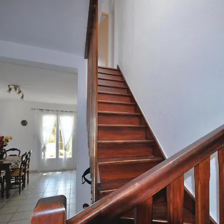 Four-bedroom Holiday In Йер