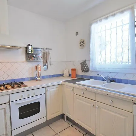 Дом отдыха Four-bedroom Holiday In Йер